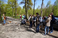 DSC09700 Verzamelen voor de wandeling bij theehuis 't Hooge erf Hoge Vuursche